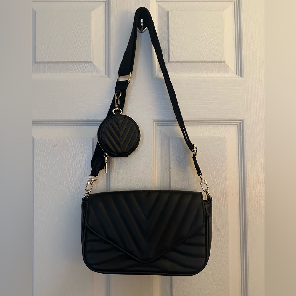 Elegant Black Chevron Crossbody Bag